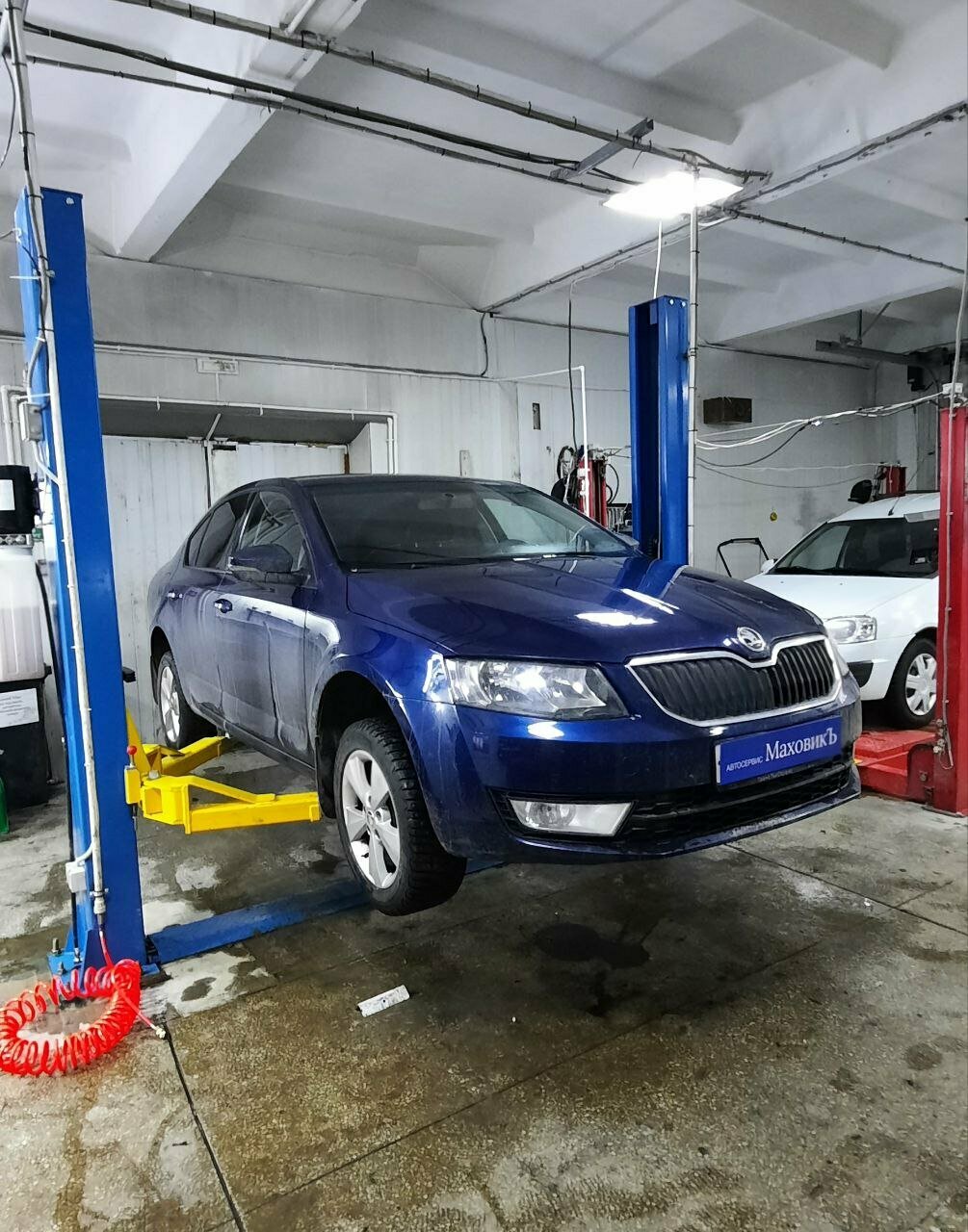 Синяя Škoda в ремонтной зоне автосервиса МаховикЪ