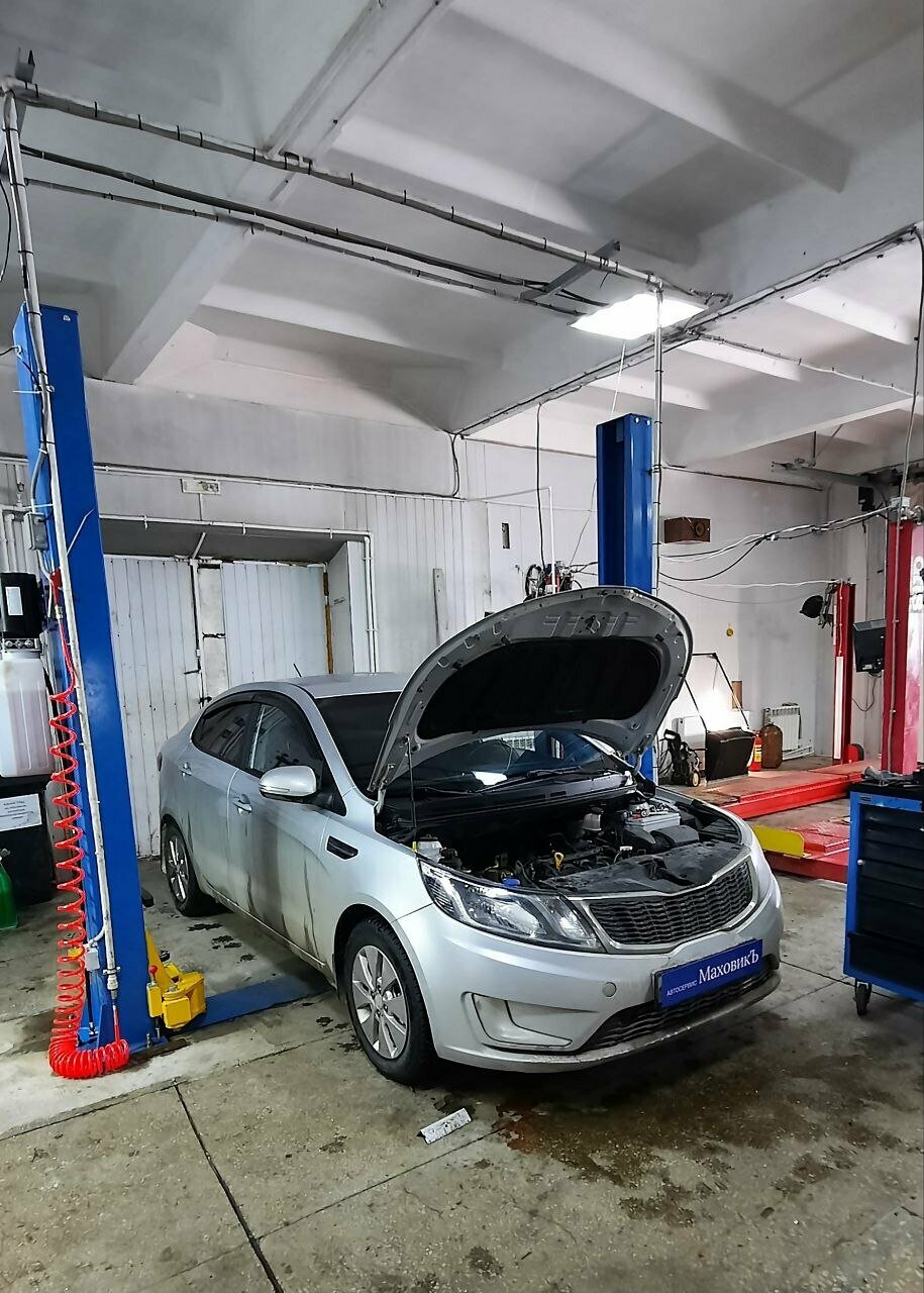 Автомобиль с открытым капотом в боксе МаховикЪ